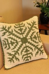 Подушка с узором в технике мозаичного вязания крючком