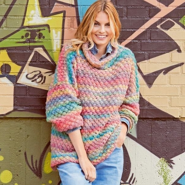 Яркий свитер оверсайз