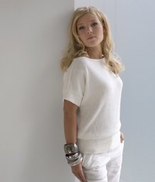 Белый вязаный топ, связанный спицами — идеальная базовая вещь