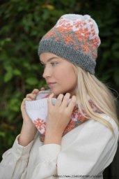 Шапка и снуд жаккардовым узором спицами