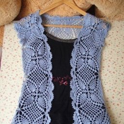 Ажурный жилет из милого мотива