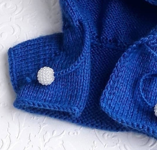 Кукольное бoлepo c кaпюшoнoм, вяжем спицами