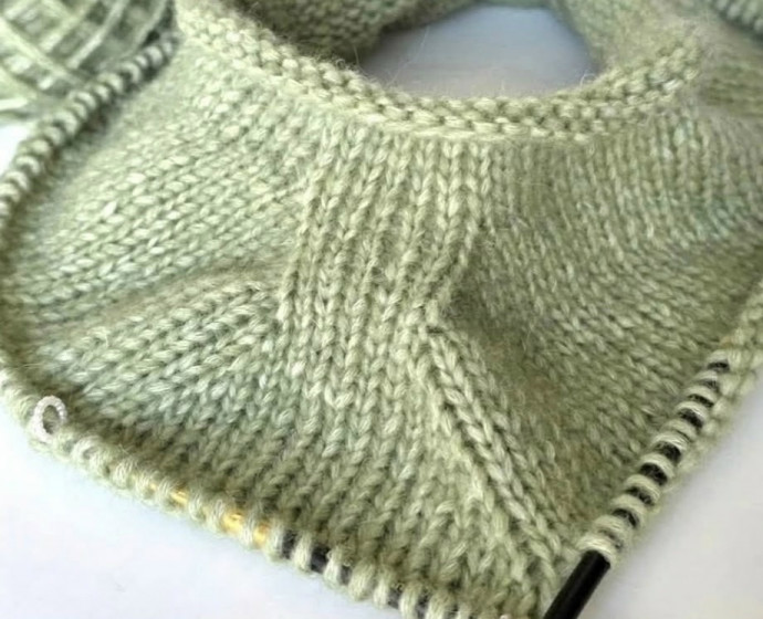 Реглан-погон спицами