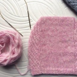 Простая, но теплая шапочка спицами