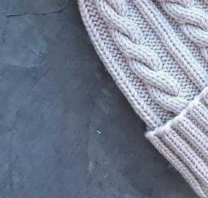Шапка с помпонами, вяжем спицами Шапка с помпонами, вяжем спицами