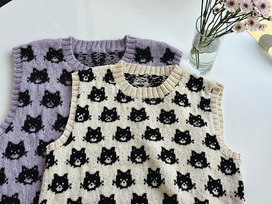 Черно-белая безрукавка, связанная спицами, &mdash; вещь с характером