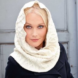 Тепленький шарф-труба белого цвета