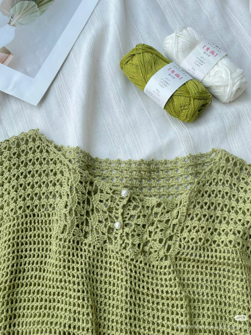 ​Оливковый джемпер, связанный крючком &mdash; спокойная элегантность и продуманные детали
