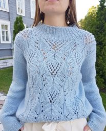 Голубой джемпер спицами