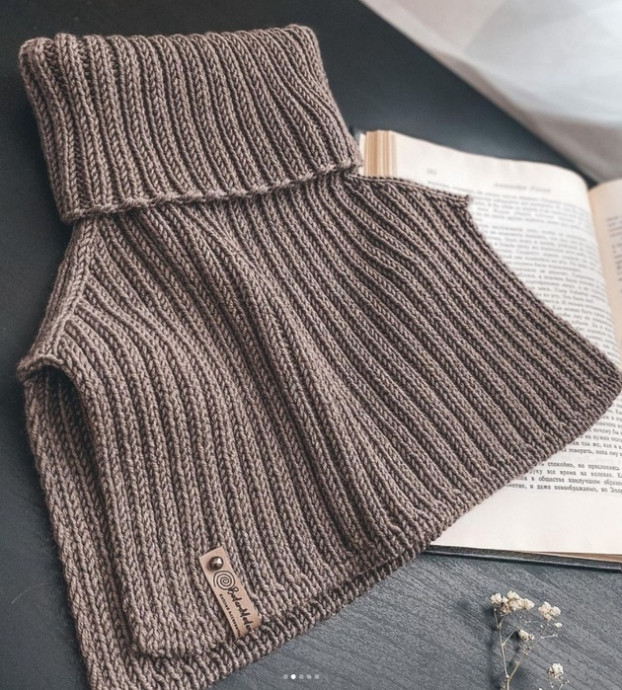 Лаконичная манишка спицами