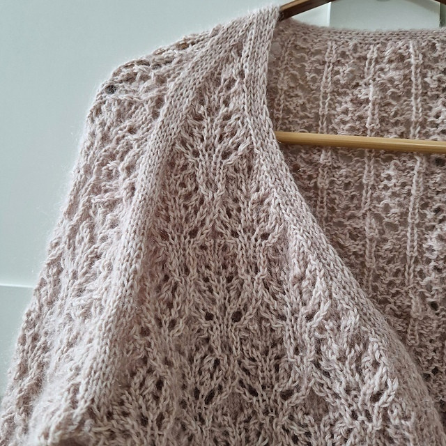 Ажурная кофточка спицами Dried Roses