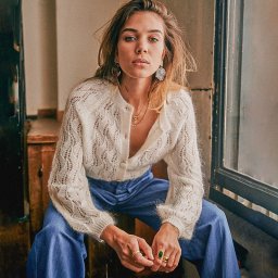 Ажурная кофточка с узором из листьев, вяжем спицами