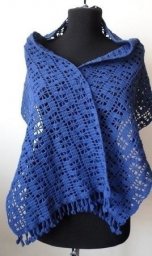 Синий палантин крючком — изящный акцент в гардеробе