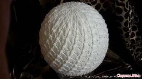 Светлая шапочка спицами