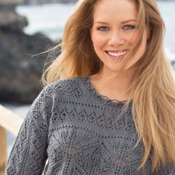 Стильный серый пуловер спицами