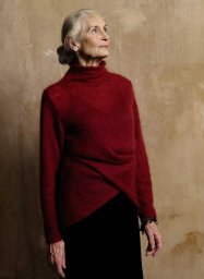 ​Женский свитер, связанный спицами: тепло, комфорт и стиль в одном изделии