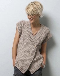 Вязаный жилет спицами — универсальный элемент гардероба на все сезоны