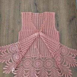 Нежная безрукавка со сложной каймой