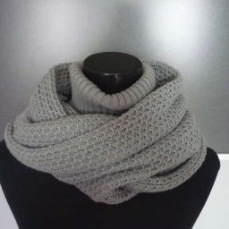 Удобный зимний аксессуар - шарф-капюшон