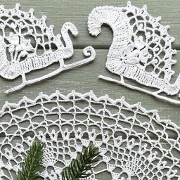 Вяжем ажурные сани крючком