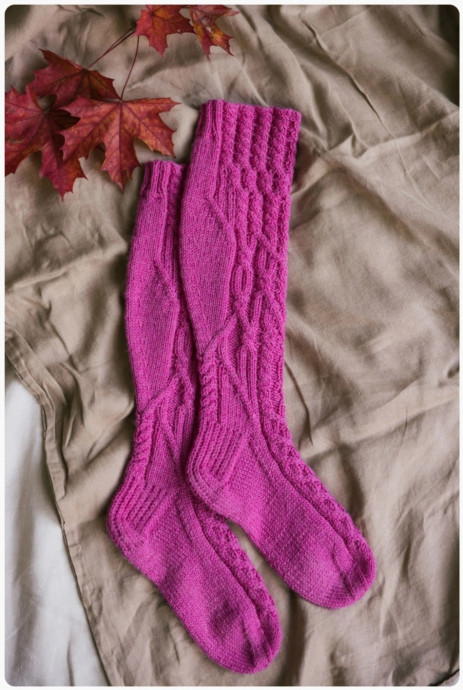 Гольфы «Wildflower trail» спицами с арановым узором.