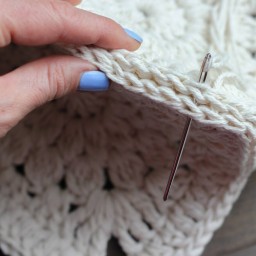 Стильная сумка из вязаных мотивов