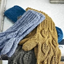 Варежки с узором из листьев