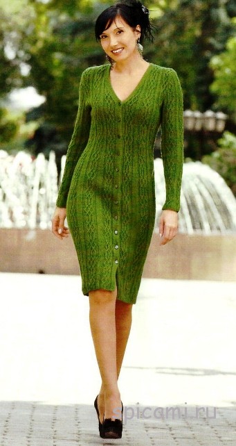 Элегантное зеленое платье на пуговицах спицами