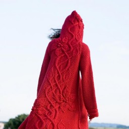 ​Шикарное вязаное спицами пальто с декором