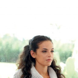 Серый пуловер с широким воротником спицами