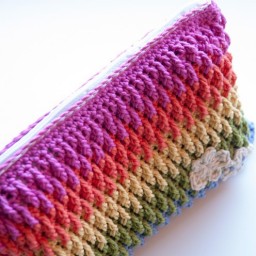 Яркая вязаная косметичка