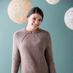Вязание для женщин пуловера спицами с узором скошенных отверстий на кокетке