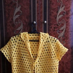 Яркая безрукавка крючком