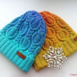 Вяжем спицами очаровательную шапочку