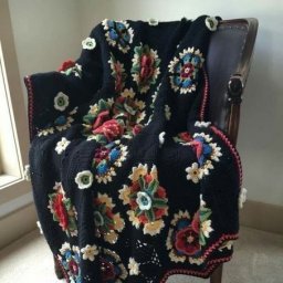 Красивый плед из цветочных мотивов