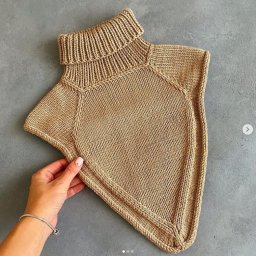 Симпатичная манишка спицами