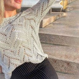 Серый джемпер спицами: универсальный элемент гардероба