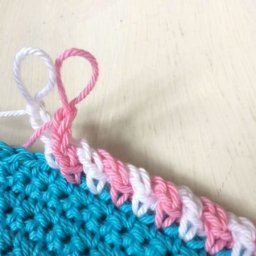 Интересный вариант двухцветной обвязки