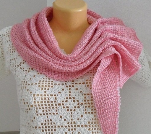 Нежный розовый шарф тунисским вязанием