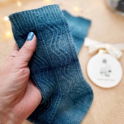 Красивые носочки с волнообразным узором