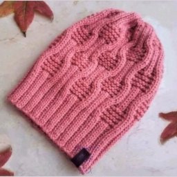 Пара очаровательных шапок спицами