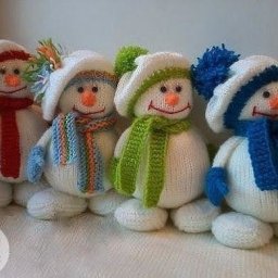 Снеговички, связанные спицами