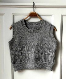 Безрукавка и митенки фантазийным узором "колоски" спицами