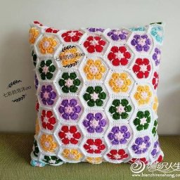 Яркая подушка из радужных мотивов