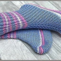 Милые носочки, связанные спицами