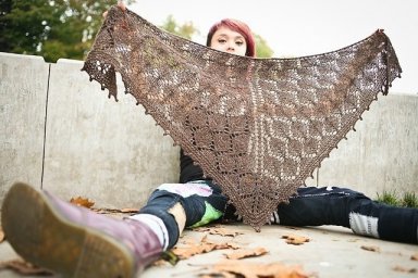 Шаль с узором из листьев и пико спицами