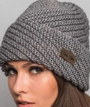 Уютная шапка с диагональной резинкой, связанная спицами