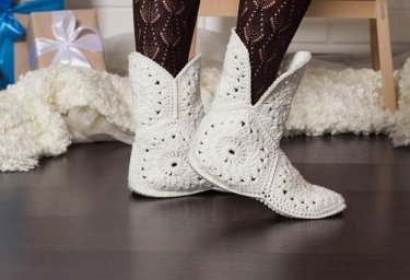 Белые сапожки из мотивов крючком