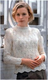 Белый свитер, связанный спицами