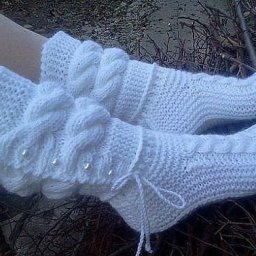 Вяжем уютные сапожки спицами